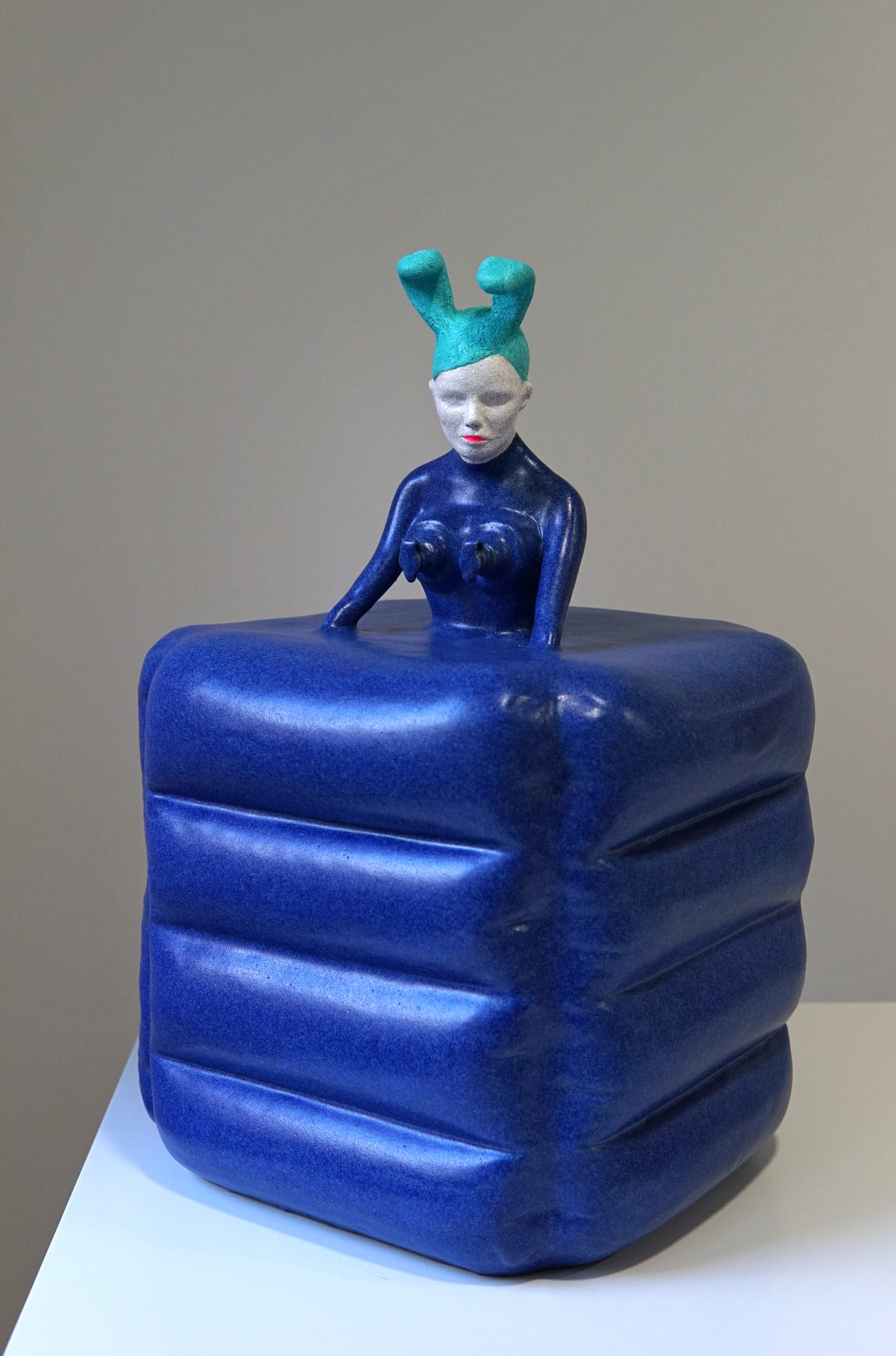 Inflatable deep blue 2024. 50x32x32cm. 4000€