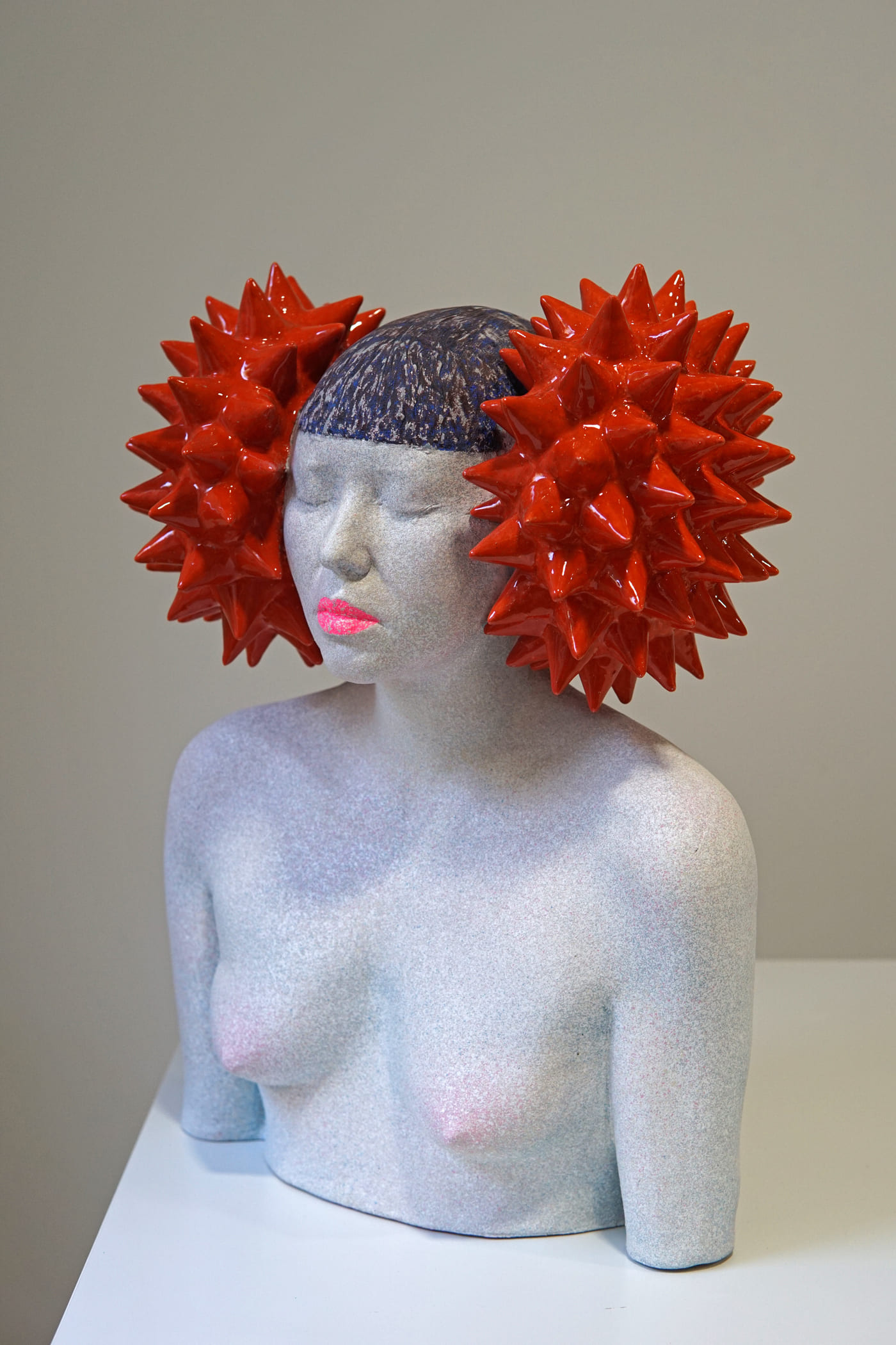 Silente II. 2025. Cerámica y spray. 4800€